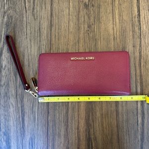 Michael Kors Zipper Wallet Oversized - Burgundy